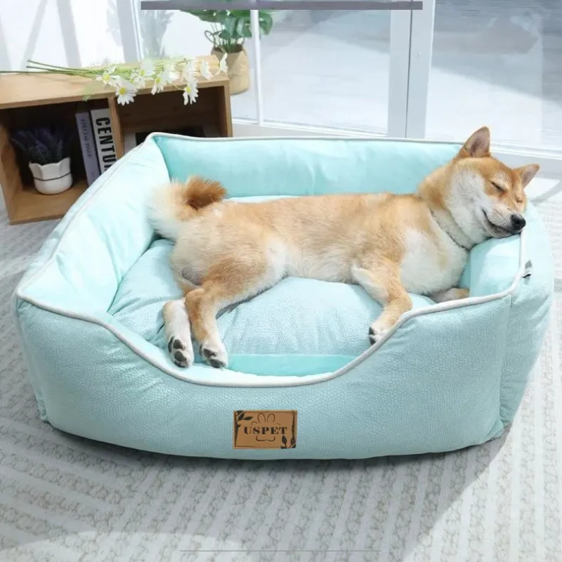Chien endormi dans un panier pour chien confortable de couleur bleue, illustrant un panier orthopédique design et adapté pour offrir le meilleur couchage