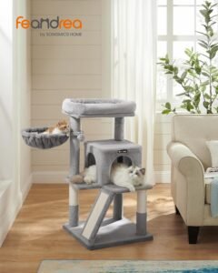 Arbre à chat complet avec niche, hamac, poteaux à griffer et plateformes pour plusieurs chats dans un salon