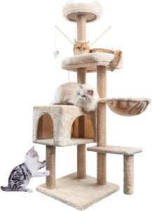 Arbre à chat HOMIDEC beige avec plusieurs niveaux, poteaux en sisal naturel, niche fermée et plateforme d’observation pour chats.